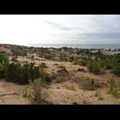 Die Landschaft zwischen Meer und Straße
